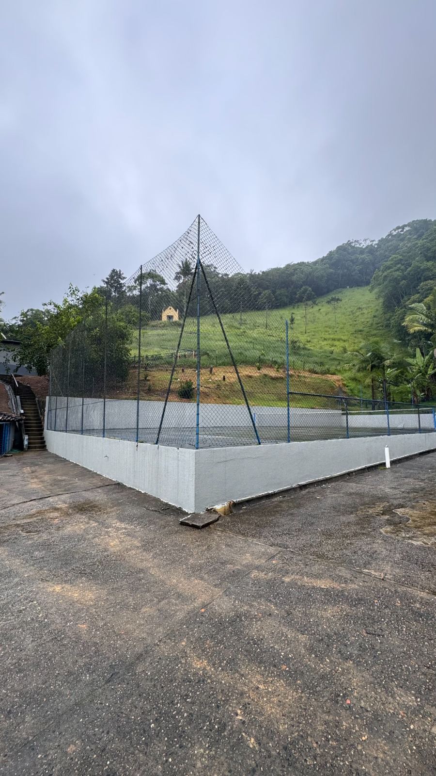 Sala de estar moderna do Recanto França com conforto de luxo